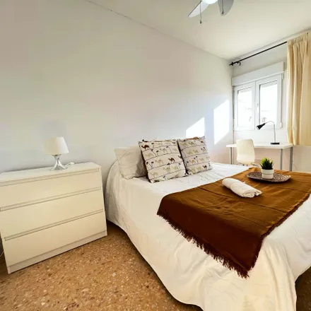 Image 1 - Carrer de Josep Ballester, 59, 46022 Valencia, Spain - Room for rent