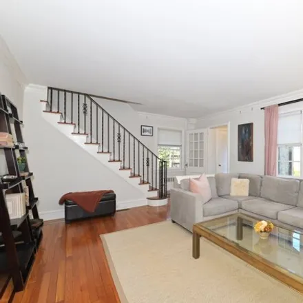 Image 7 - 37-22 Douglas Road, New York, NY 11363, USA - House for sale