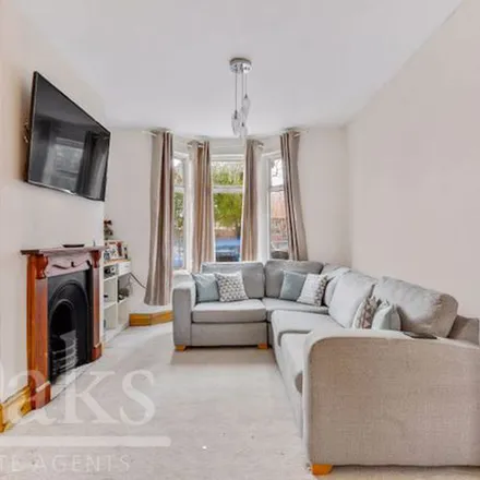 Rent this 2 bed townhouse on Sandown Road in London, SE25 4XG