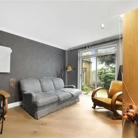 Rent this 3 bed room on 5 Montagu Place in London, W1U 8JP