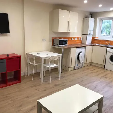 Rent this 6 bed apartment on 33 Hubert Road in Selly Oak, B29 6DX
