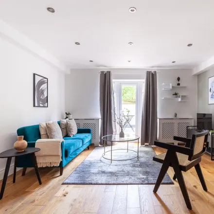 Rent this studio apartment on 87 Belsize Park Gardens in Primrose Hill, London