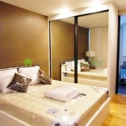 Rent this 1 bed apartment on Krung Kasem Road in Khlong Maha Nak Subdistrict, Pom Prap Sattru Phai District