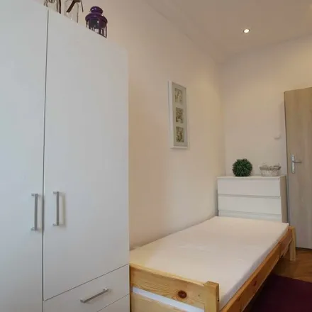 Rent this 5 bed room on Piotrkowska 69 in 90-102 Łódź, Poland