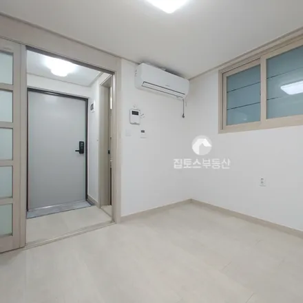 Rent this studio apartment on 서울특별시 관악구 신림동 476-17