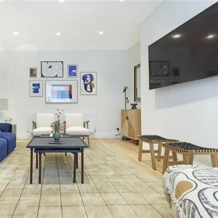 Image 5 - 28 Redcliffe Mews, London, SW10 9JT, United Kingdom - Room for rent