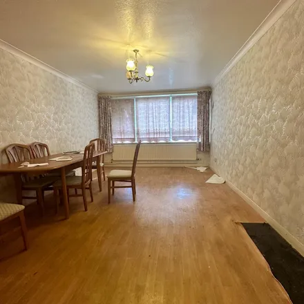 Rent this 2 bed apartment on Albert Road in London, IG1 1HT