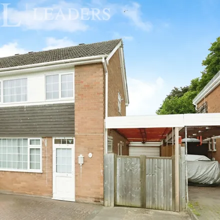 Rent this 3 bed duplex on Lincoln Close in Warwick, CV34 5UB