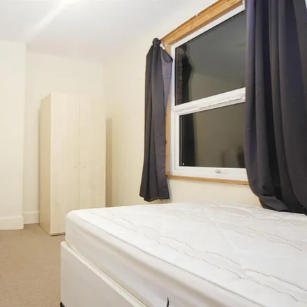 Rent this 3 bed apartment on Melrose Avenue in London, NW2 4LX