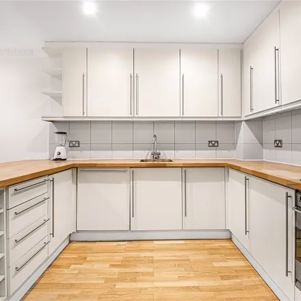 Rent this 3 bed apartment on Hereford Road in London, W3 9JN