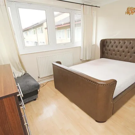 Rent this 3 bed apartment on Ramsons Avenue in Milton Keynes, MK14 7BJ