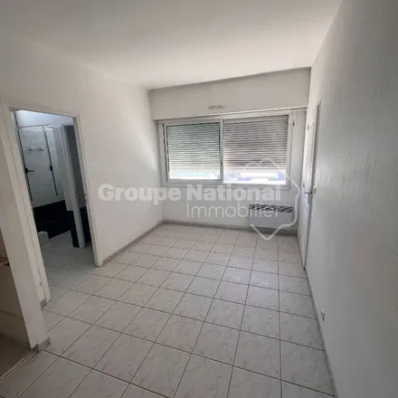 Rent this 2 bed apartment on Rue Émile Zola in 13220 Châteauneuf-les-Martigues, France
