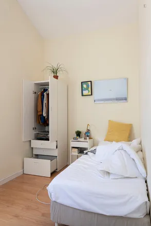 Rent this 7 bed room on Amor aos Pedaços in Rua das Taipas, 4050-090 Porto