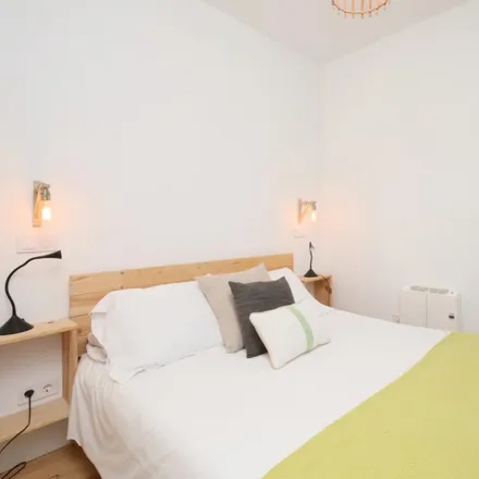 Rent this 2 bed apartment on Madrid in Calle de Ofelia Nieto, 3