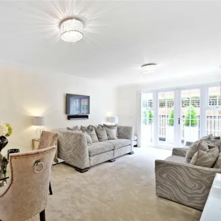 Image 4 - Queens Road, Weybridge, Surrey, Kt13 - Apartment for sale