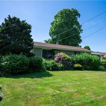 Buy this 3 bed house on 86 Mail Coach Road in Portsmouth, RI 02871