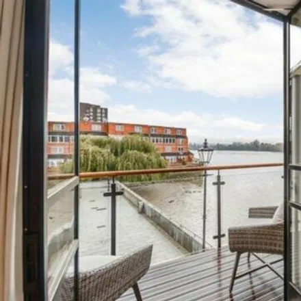 Rent this 3 bed room on Palace Wharf in 6-23 Rainville Road, London