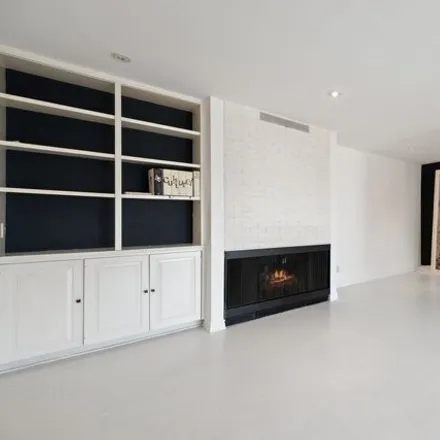 Image 3 - 8300 Romaine Street, Los Angeles, CA 90069, USA - Condo for sale