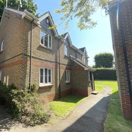 Rent this 1 bed room on Groves Lea in Mortimer, RG7 3SR