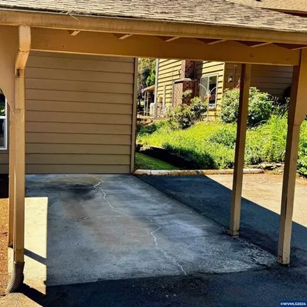 Buy this 2 bed house on 1325 Madras St SE in Salem, Oregon