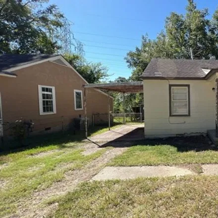 Buy this 2 bed house on 2021 Sipes Avenue in Memphis, TN 38127