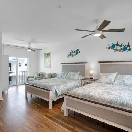 Rent this 1 bed apartment on Marathon