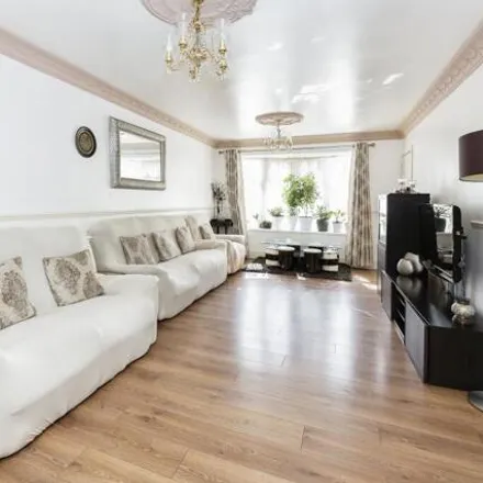 Buy this 3 bed townhouse on Alderman Avenue in London, IG11 0LX