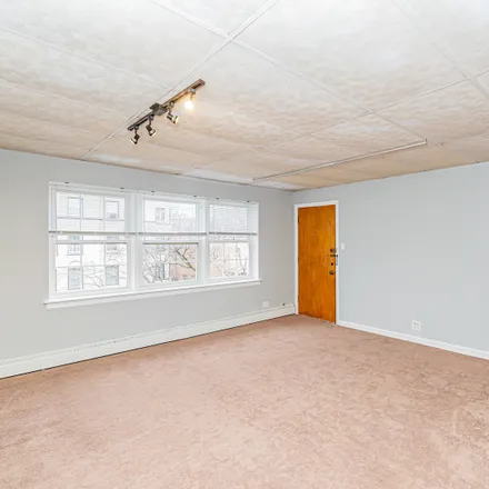 Image 2 - 2067 West Farwell Avenue, Chicago, IL 60645, USA - House for sale