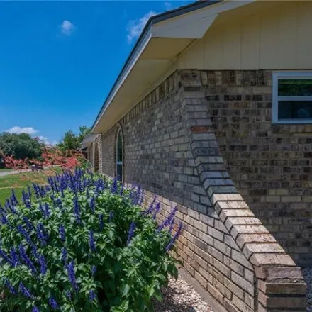 Image 2 - 218 Crestwood Drive, Hewitt, McLennan County, TX 76643, USA - House for sale
