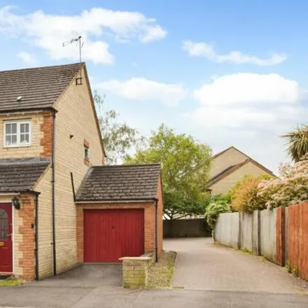 Buy this 3 bed house on Sanderling Close in Bicester, OX26 6WT