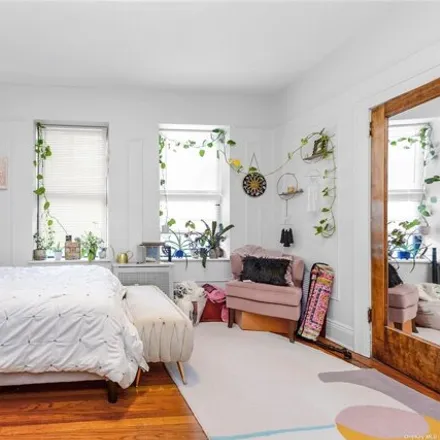 Image 9 - 26-21 30th Street, New York, NY 11102, USA - House for sale