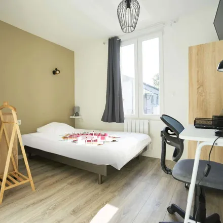 Rent this 2 bed room on 81 Rue le Mongnier in 80000 Amiens, France
