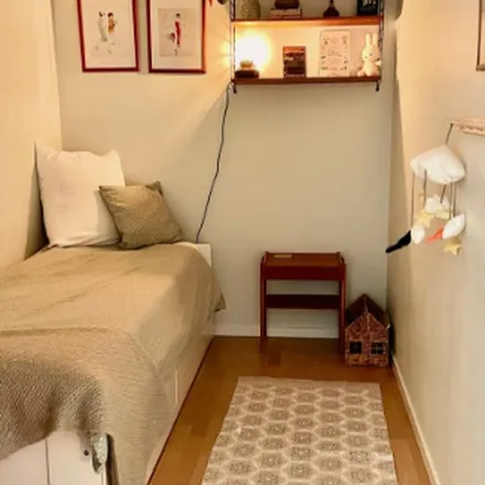 Rent this 4 bed apartment on Fingerörtsvägen 8 in 131 38 Nacka, Sweden