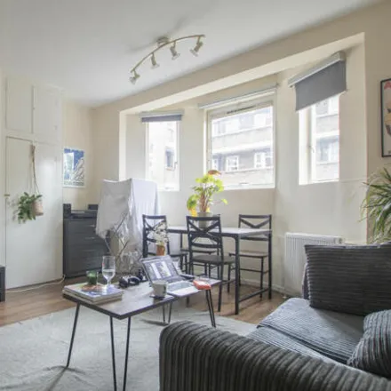 Rent this 3 bed apartment on Community Centre in Avondale Square, London