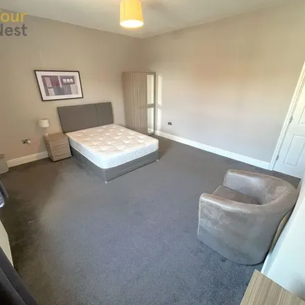 Image 9 - Clifford Place, Churwell, LS27 7PP, United Kingdom - Apartment for rent