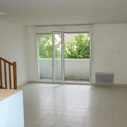 Rent this 3 bed apartment on 29 Rue Jules Guillemin in 93000 Bobigny, France