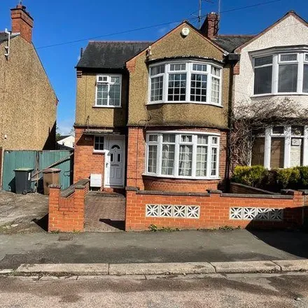 Rent this 3 bed duplex on Seymour Road in Luton, LU1 3NL