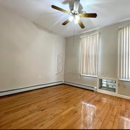 Image 3 - 9-17 34th Avenue, New York, NY 11106, USA - Apartment for rent