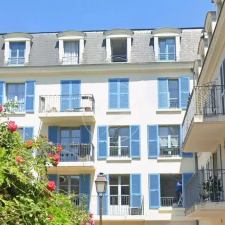 Rent this 3 bed apartment on 20 Place de l'Étape in 78200 Mantes-la-Jolie, France