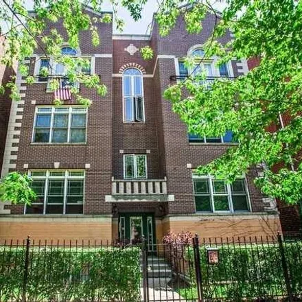 Rent this 3 bed condo on 4235-4237 North Kenmore Avenue in Chicago, IL 60613