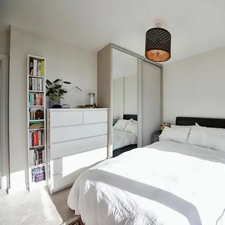 Image 9 - Pioneer Court, Newham Way, London, E16 1UF, United Kingdom - Apartment for sale