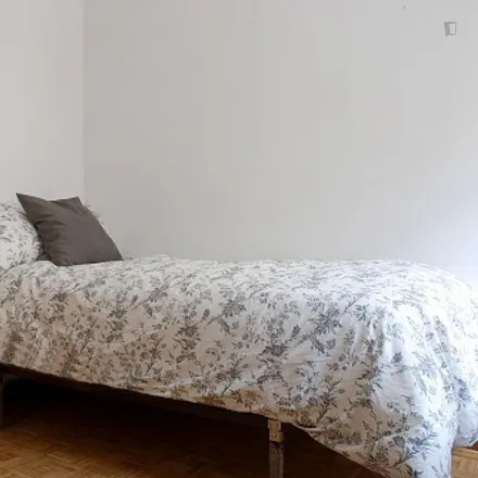 Rent this 3 bed room on Madrid in MaxiChina, Calle de San Conrado