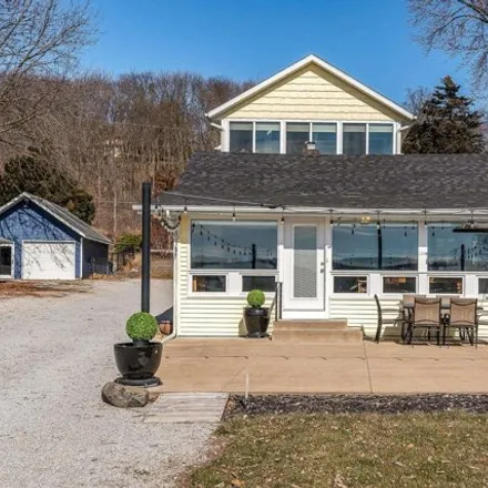 Image 1 - 2901 West Canal Shore Drive, Le Claire, IA 52753, USA - House for sale