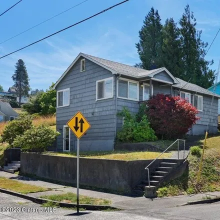 Buy this 3 bed house on 3313 Franklin Avenue in Astoria, OR 97103