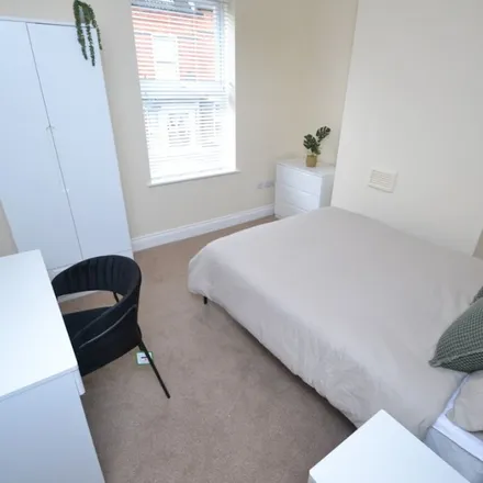 Image 2 - Nadra Card Online Services, Birrell Road, Nottingham, NG7 6NT, United Kingdom - Apartment for rent