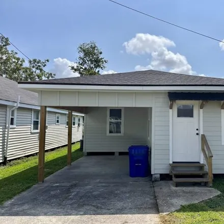 Buy this 2 bed house on 675 Arms Street in Thibodaux, LA 70301