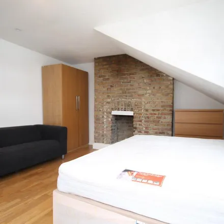 Rent this 3 bed apartment on Mayes Road in London, N22 6TL