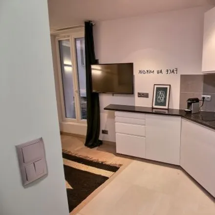 Image 3 - 9 Rue Forest, 75018 Paris, France - Apartment for rent