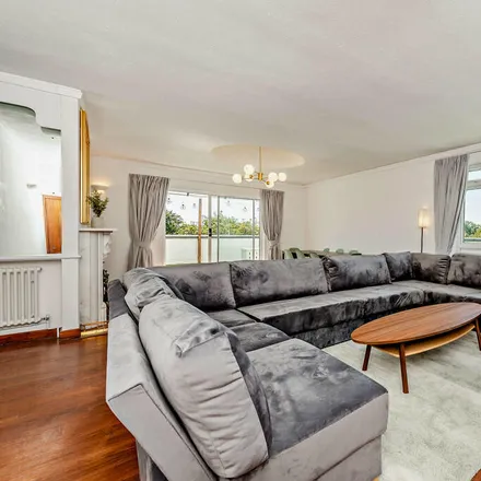 Rent this 6 bed apartment on Rectory Road