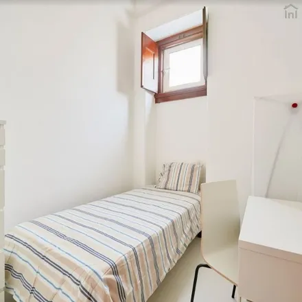 Rent this 9 bed room on Avenida Praia da Vitória